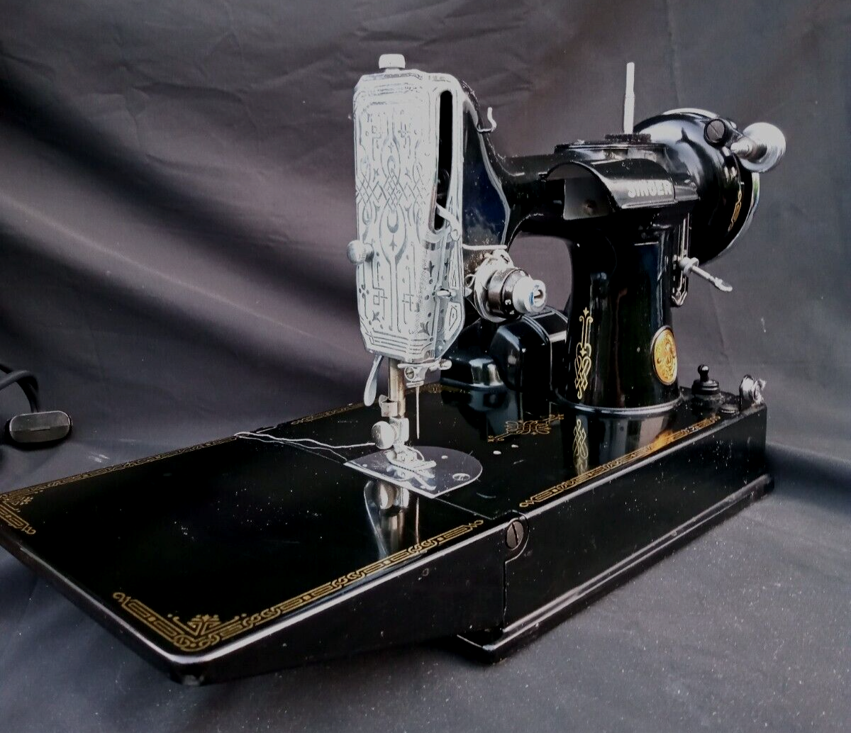 1941 Vtg 221-1 Super Clean running Singer Featherweight Box Key receipts