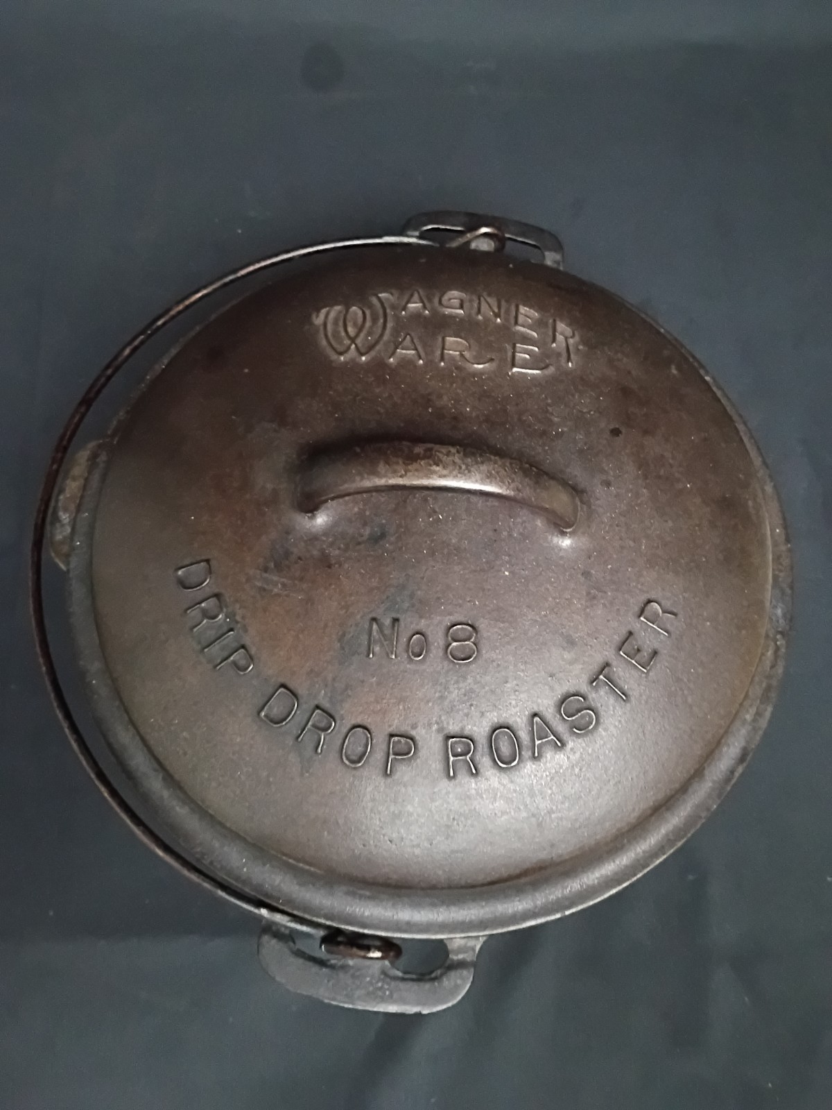 Drip Drop Wagner Ware No 8 with interior Trivet Cast Iron Cookware Antique